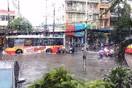 Ảnh: Mưa lớn, đường Hà Nội lại biến thành “sông“