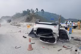 Ô tô Mazda 6 lật “phơi bụng” trên cao tốc Nội Bài - Lào Cai
