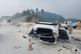 Ô tô Mazda 6 lật “phơi bụng” trên cao tốc Nội Bài - Lào Cai