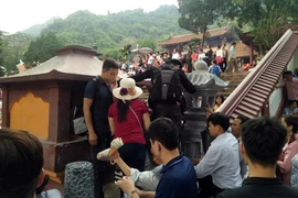 Ngày khai hội chùa Hương và những hình ảnh phản cảm của du khách ai cũng phải.. lắc đầu