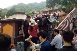 Ngày khai hội chùa Hương và những hình ảnh phản cảm của du khách ai cũng phải.. lắc đầu