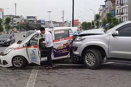 Hà Nội: Ô tô đâm liên hoàn, hai mẹ con nhập viện 