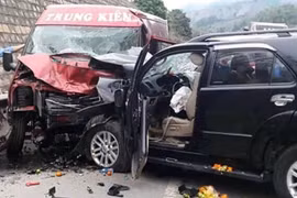 Ám ảnh hiện trường ô tô đâm nhau trên cao tốc Nội Bài-Lào Cai