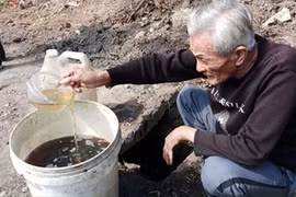 Thanh Hóa: Sau sự cố tràn dầu, dân mang xô ra hớt về dùng