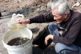 Thanh Hóa: Sau sự cố tràn dầu, dân mang xô ra hớt về dùng