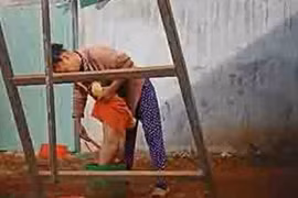 Rúng động: Bảo mẫu thọc cây vào bộ phận sinh dục bé 2 tuổi