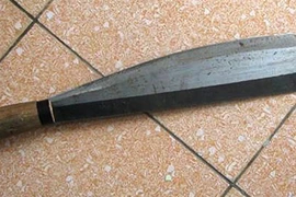 Đang ôm con ngủ, người đàn bà bị kẻ lạ mặt chém dã man