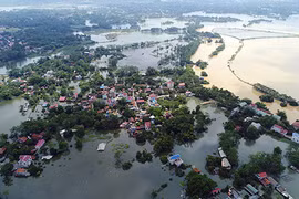 Ngập lụt ở Chương Mỹ: Ám ảnh nước gần chạm nóc nhà dân