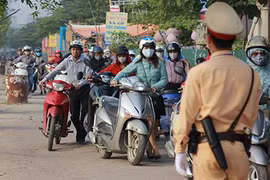 Để dòng người ùn ùn dắt xe máy ngược chiều, CSGT Hà Nội nói gì?