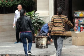 Ảnh: Dân HN khiêng đồ tháo chạy khi thấy công an dẹp vỉa hè