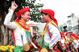 Ảnh: Người Hà Nội hào hứng với màn diễn “con đĩ đánh bồng“