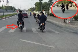 Kinh hãi thanh niên không đội MBH, bốc đầu xe máy náo loạn đường