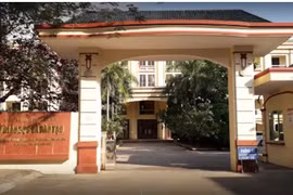 Con lãnh đạo được nâng điểm ở Hòa Bình không bị đuổi học: Vì sao?