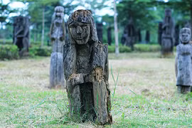 Ngán ngẩm cảnh đổ nát ở Làng Văn hóa - Du lịch các dân tộc VN