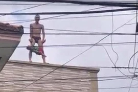 Rợn người ông bố ngáo đá ném con trai từ tầng hai xuống đất