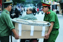 Người dân ngơ ngác nhìn quận Hoàn Kiếm cưỡng chế... cục điều hòa