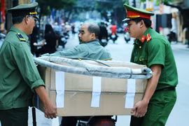 Người dân ngơ ngác nhìn quận Hoàn Kiếm cưỡng chế... cục điều hòa