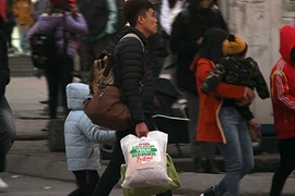 Người dân “tay xách nách mang”, ùn ùn về Thủ đô sau kỳ nghỉ Tết Dương