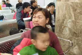 Hà Nội: Chật kín người đem con tới xét nghiệm sán lợn ở viện