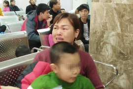 Hà Nội: Chật kín người đem con tới xét nghiệm sán lợn ở viện