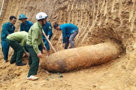 Phát hiện quả bom “khủng” nặng 1,3 tấn trong vườn nhà dân