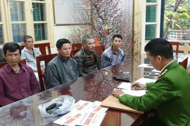 Cảnh sát tóm gọn 6 “cò mồi” chèo kéo khách đi chùa Hương