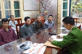 Cảnh sát tóm gọn 6 “cò mồi” chèo kéo khách đi chùa Hương