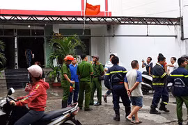 TP HCM: Cháy khách sạn, khách hốt hoảng xách hành lý tháo chạy