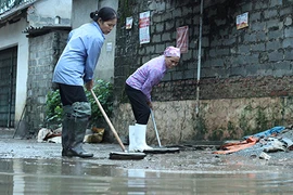 Sự cố vỡ đê Chương Mỹ: Nước đang rút, dân hối hả dọn dẹp