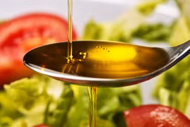 Cần vứt chai dầu ăn đang sử dụng nếu phát hiện 4 dấu hiệu này