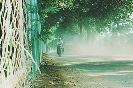 Chùm ảnh con đường bão bụi khiến dân Hà Nội “khóc thét“