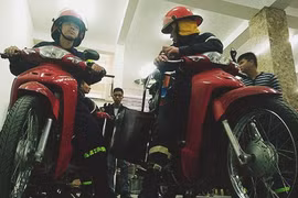 Mục kích xe máy chữa cháy của cảnh sát PCCC Hà Nội