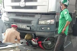 Hà Nội: Bị xe tải cuốn vào gầm, người phụ nữ tử vong