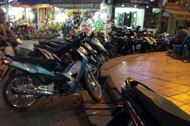 Ảnh: Quán bia vỉa hè Hà Nội chiếm hết đường người đi bộ