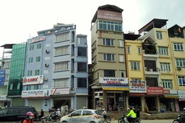 Chùm ảnh: Nhà siêu mỏng trên đường “cong mềm mại” ở Hà Nội