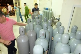 Thu giữ hàng chục bình "khí gây cười" dành cho dân chơi Hà Nội