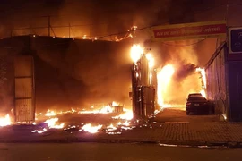 Cận cảnh khói lửa bao trùm xưởng sửa chữa ô tô giữa đêm ở HN