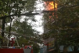 Đang cháy nhà dữ dội ở phố Lạc Nghiệp, Hà Nội