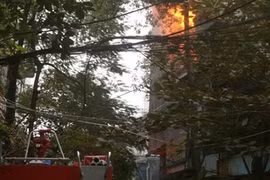 Đang cháy nhà dữ dội ở phố Lạc Nghiệp, Hà Nội