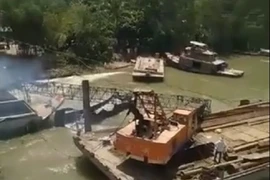 Cận cảnh cần cẩu gãy đôi khi giải cứu xe tải vụ sập cầu ở Đồng Tháp