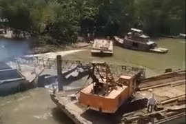 Cận cảnh cần cẩu gãy đôi khi giải cứu xe tải vụ sập cầu ở Đồng Tháp