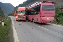 Ô tô khách va chạm xe container kinh hoàng, tài xế gãy chân