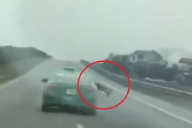 Taxi Mai Linh vi phạm lao vun vút trên cao tốc, hất cảnh sát lên nắp capo 