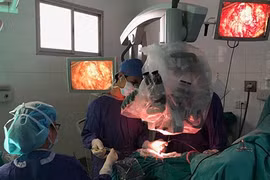 Bệnh viện Việt Đức cứu sống bệnh nhi u não, chảy máu nguy kịch