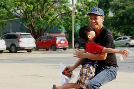 Ảnh: Bố con ôm chặt nhau trước cửa trại tạm giam số 1