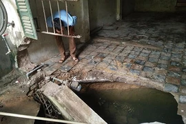 Soi “hố tử thần” khiến nhà dân nghiêng ngả ở Chương Mỹ