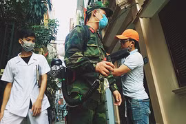 Theo chân bộ đội càn quét ổ dịch sốt xuất huyết ở Hà Nội