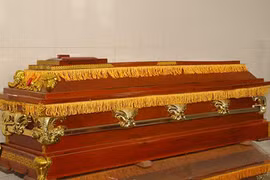 Hi hữu: Chui vào quan tài làm lễ trừ tà rồi qua đời vì ngạt thở