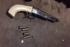 Cảnh sát truy bắt kẻ dùng súng tự chế bắn người tại sới gà