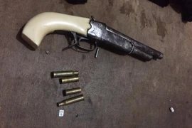 Cảnh sát truy bắt kẻ dùng súng tự chế bắn người tại sới gà